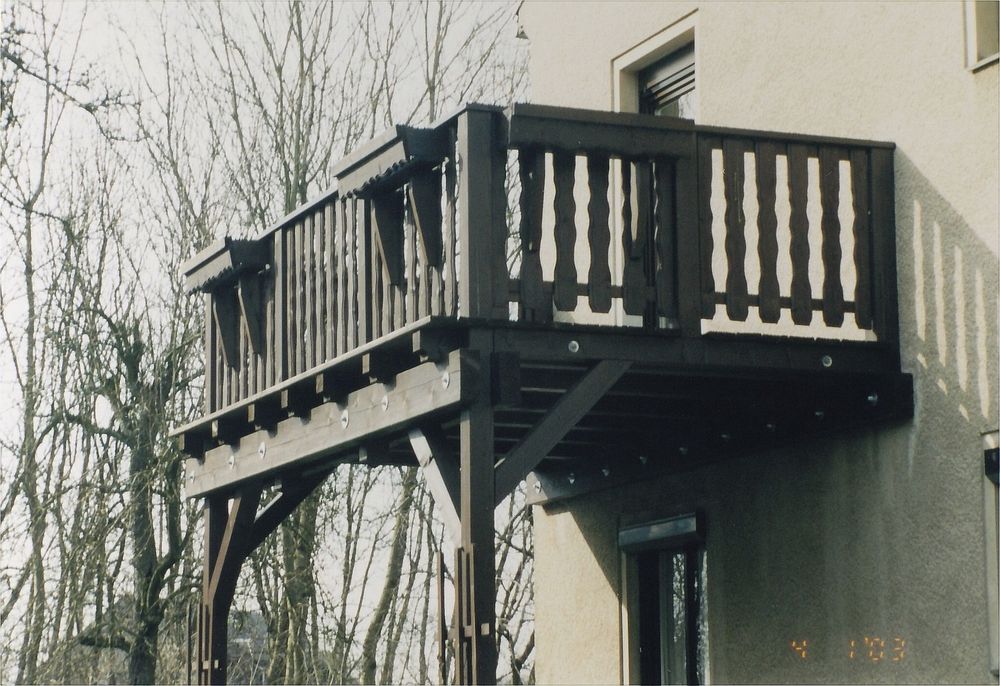 Balkon mit geschwungener Brettverkleidung als Geländer…