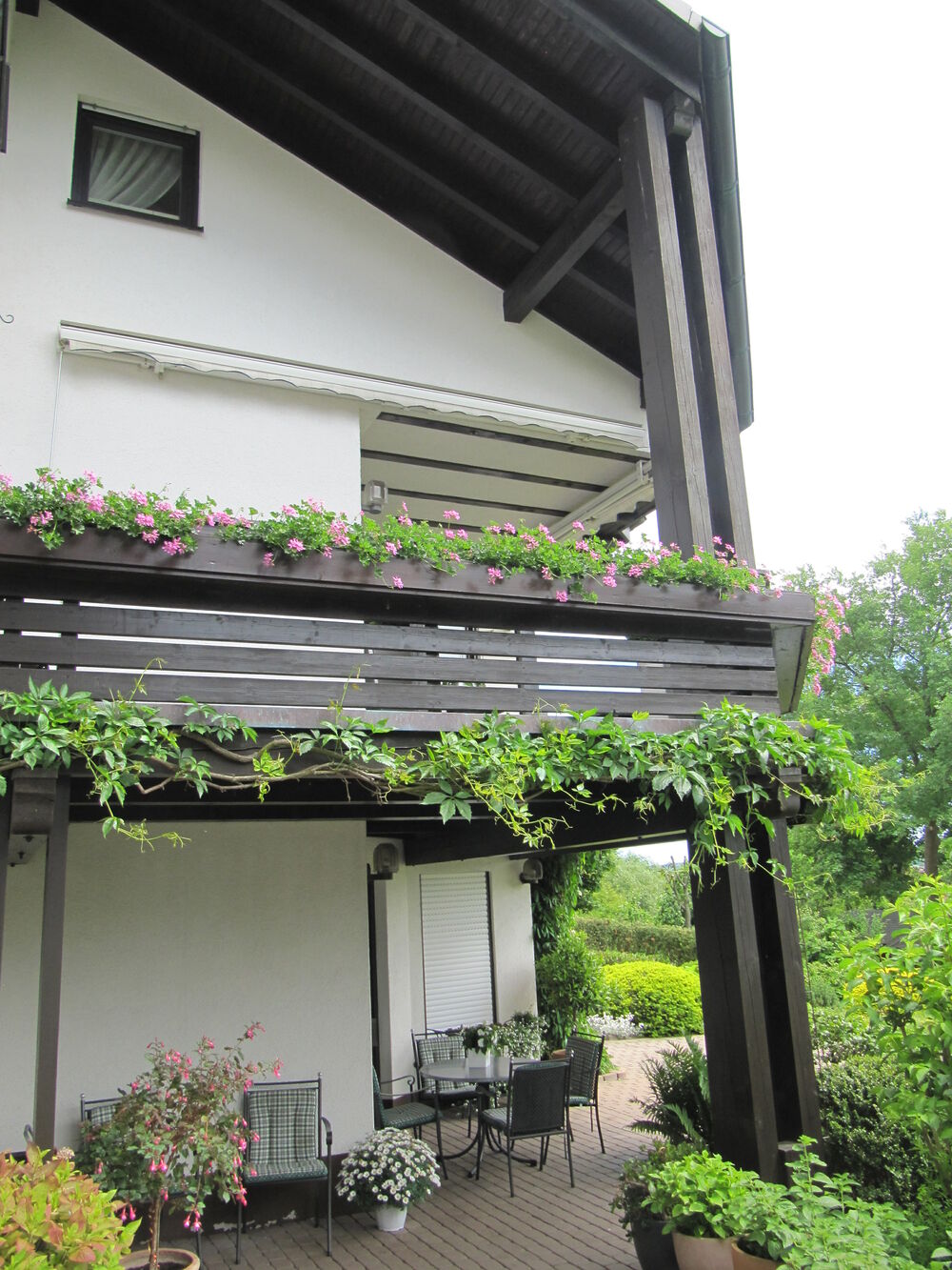 Balkon mit schiefwinkligen Grundriss und horizontalen Geländer…