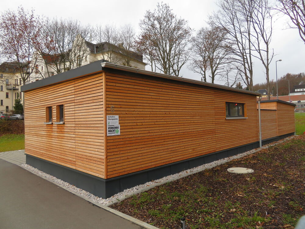 Holzrahmenbaugebäude mit Holzfassade aus sib. Lärche…