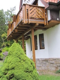 Balkon Holzbau mit individuellen Blumenkästen…