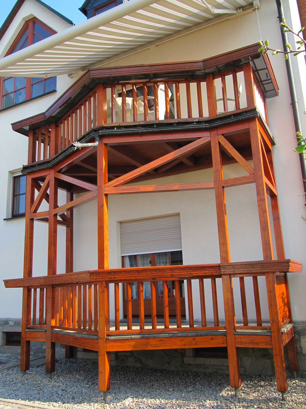 Balkon zweistöckig mit schrägen Grundriss…