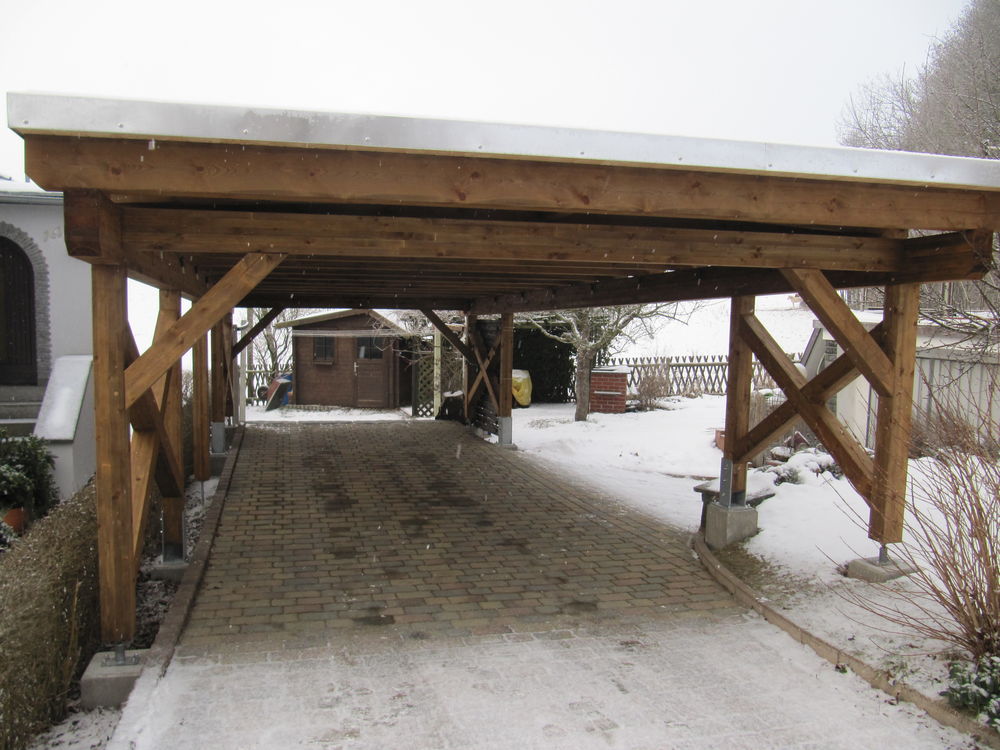 Carport mit Flachdach für Dachbegrünung und Durchfahrt zur Garage…