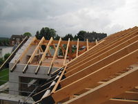 Einfamilienhaus mit Dachstuhl und Holzbalkendecke über L-förmigen Grundriss…