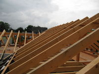 Einfamilienhaus mit Dachstuhl und Holzbalkendecke auf L-förmigen Grundriss…