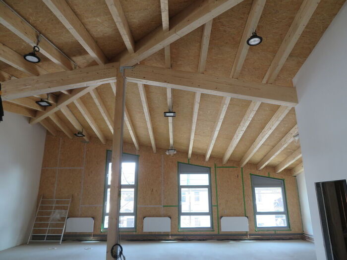 Holzrahmenbaugebäude mit dreiecksförmigen Dachflächen Holzrahmenbaugebäude mit dreiecksförmigen Dachflächen…