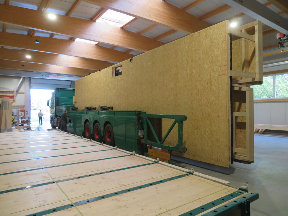 Schwertransport Holzrahmenbauwände mit Innenlader (Transport mit Überlänge und Überhöhe)…