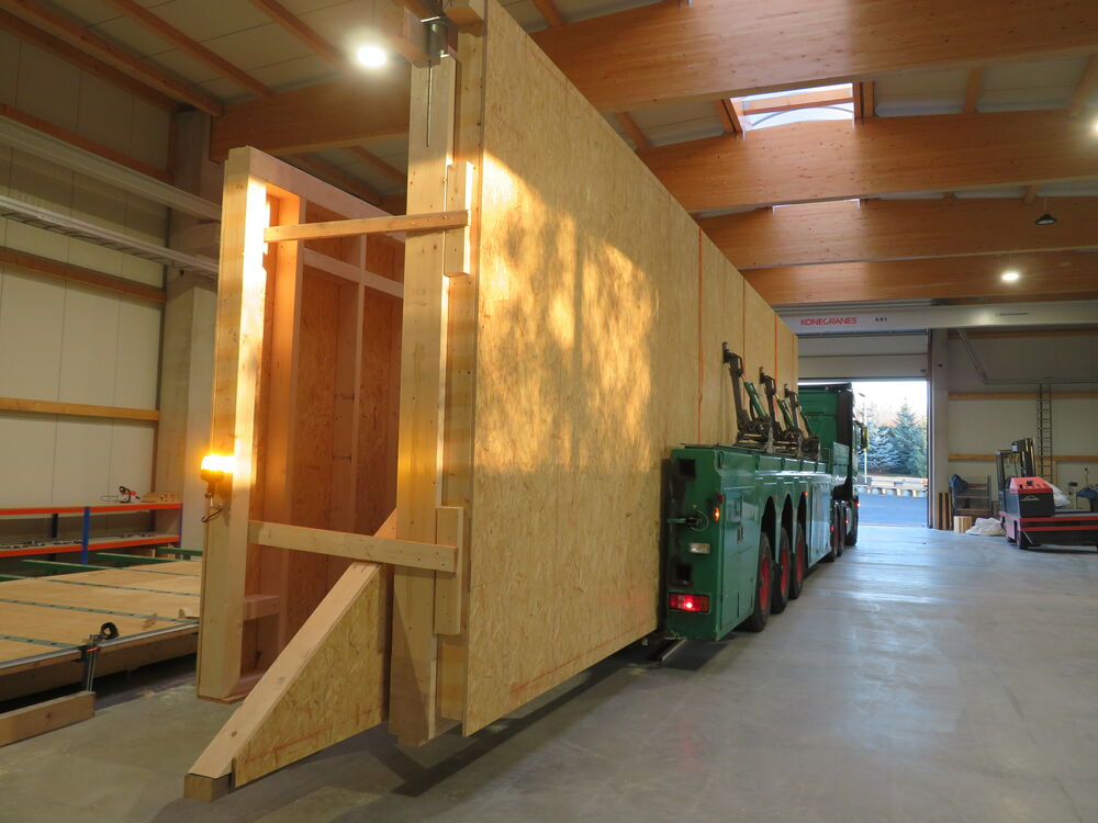Schwertransport von Holzrahmenbauwänden mit 13,50 m Länge im Innenlader und Überhöhe…