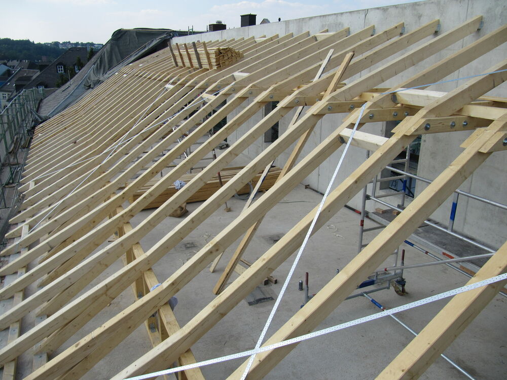 Sonderkonstruktion eines Dachstuhl als Verbinderbau zw. zwei Gebäuden