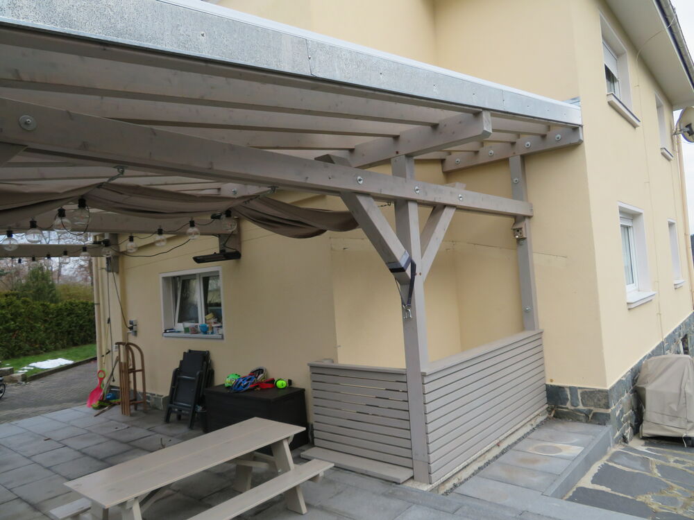 Terrassenüberdachung in grau mit Stegdreifachplatten als Dacheindeckung…